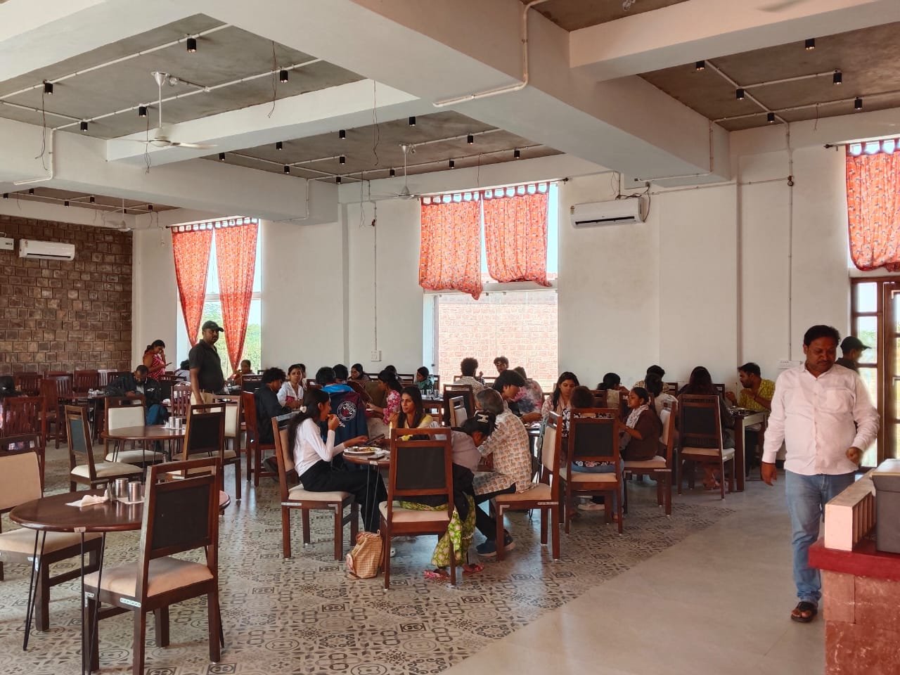 Full Restaurant Hall